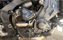 60-0419RC  Woodcraft Billet Alum.  RIGHT SIDE  Clutch Cover Protector Assembly - BLACK - '24-25 Yamaha R9